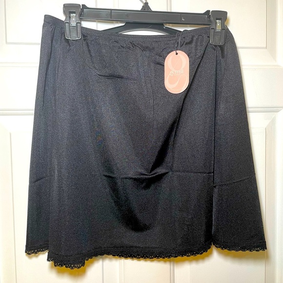 Gemsli Woman’s Black Half Slip Size 1X 16 Inch Nylon Plus NEW - Picture 1 of 6